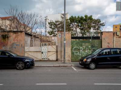Ci spostiamo ora verso il centro. Da qui in poi la strada sar� segnata da una serie di basse costruzioni che un tempo ospitavano decine di botteghe e aziende impegnate nella lavorazione di marmi e ceramiche, la maggior parte delle quali risulta oggi ormai inattiva. La prima che troviamo � un ex laboratorio di cromatura...